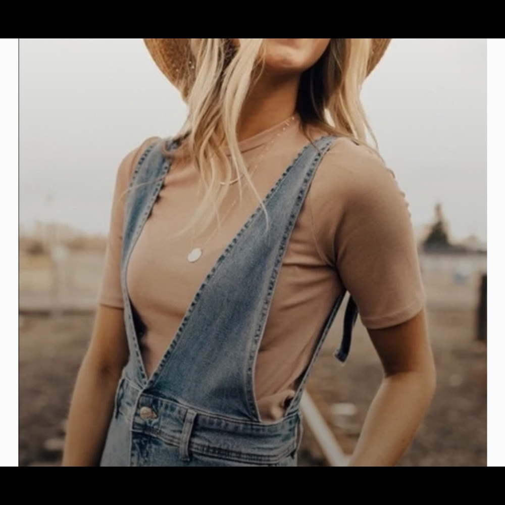 FREE PEOPLE light/medium blue flare Jean Crop OVERALLS| Size 0| w/ pockets